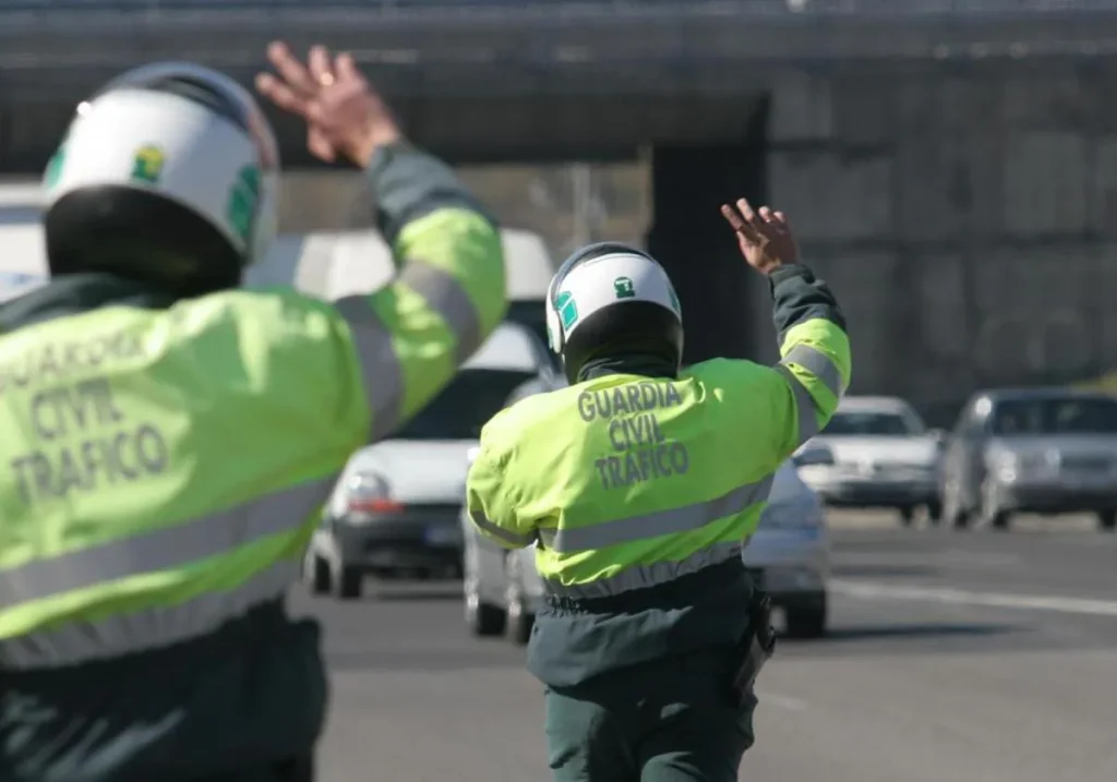 guardia civil de tráfico control carretera seguridad vial protección conductores