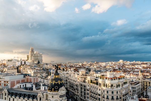 skyline de Madrid con edificios emblemáticos, imagen genérica de fondo