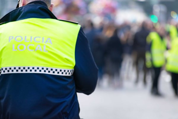 policía local en patrulla urbana