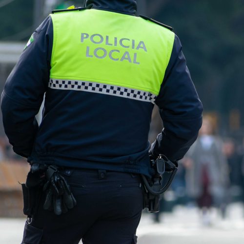 policía local en patrulla urbana