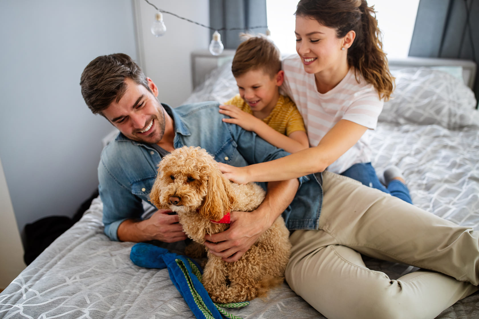 familia feliz en casa con perro seguro de hogar protección tranquilidad V2G2