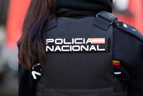 agente de la Policía Nacional de España con uniforme y chaleco antibalas, seguros de vida y accidentes colectivos