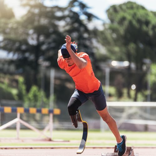 Atleta con prótesis corriendo en pista de atletismo, símbolo de superación y protección ante accidentes — seguros de Vida y Accidentes Vera2