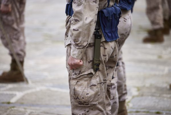 Soldados del Ejército de Tierra español en formación con uniforme de camuflaje desértico.