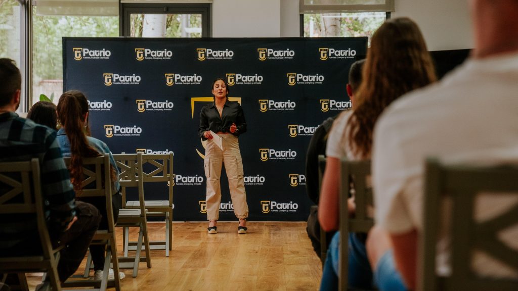 Ponente de Patrio impartiendo una charla frente a alumnos durante una jornada de formación.